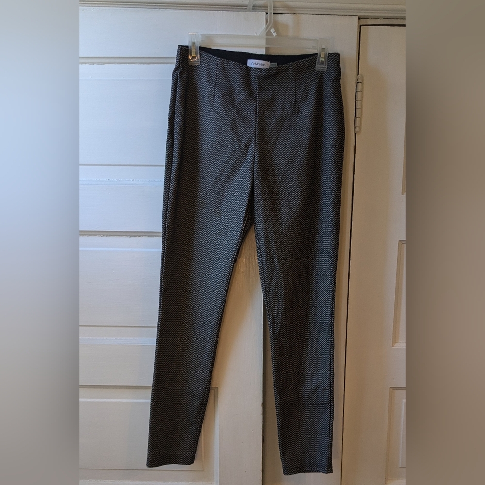 Calvin Kline pull-on stretch black & white chevron skinny leg pants 6
